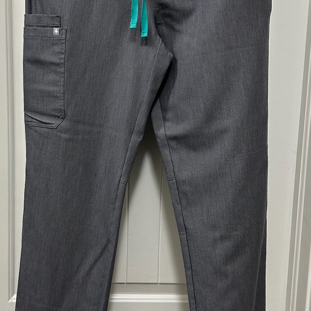 FIGS Women's Scrubs - Picture 4 of 7